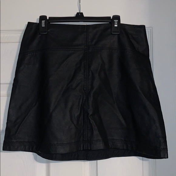 Black faux leather skirt - Picture 1 of 3